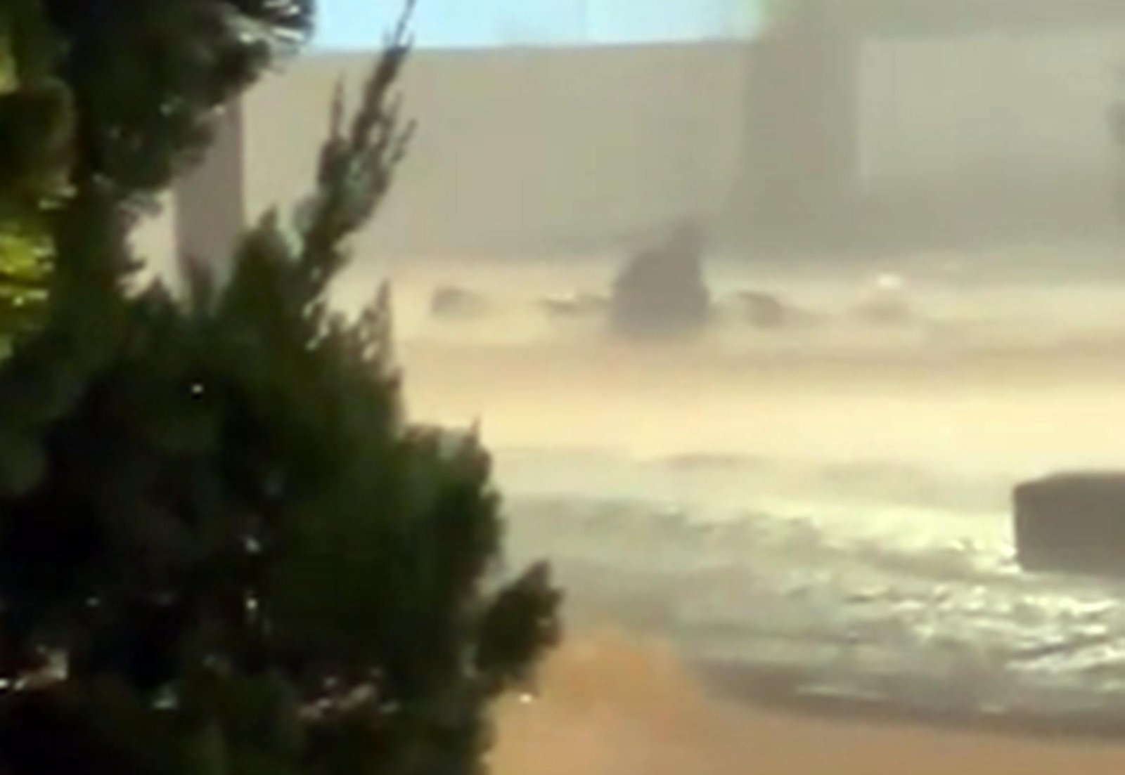 Enxurrada arrasta motociclista em Juiz de Fora: "Falei pra ele não ir"