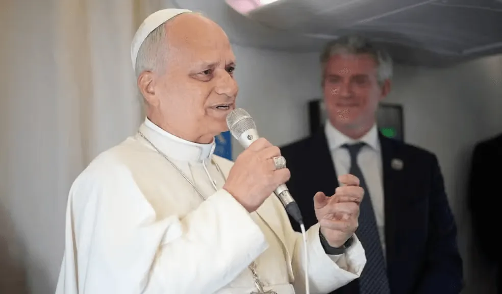 Papa Leão afirma que não pretende formalizar bênçãos a casais homossexuais