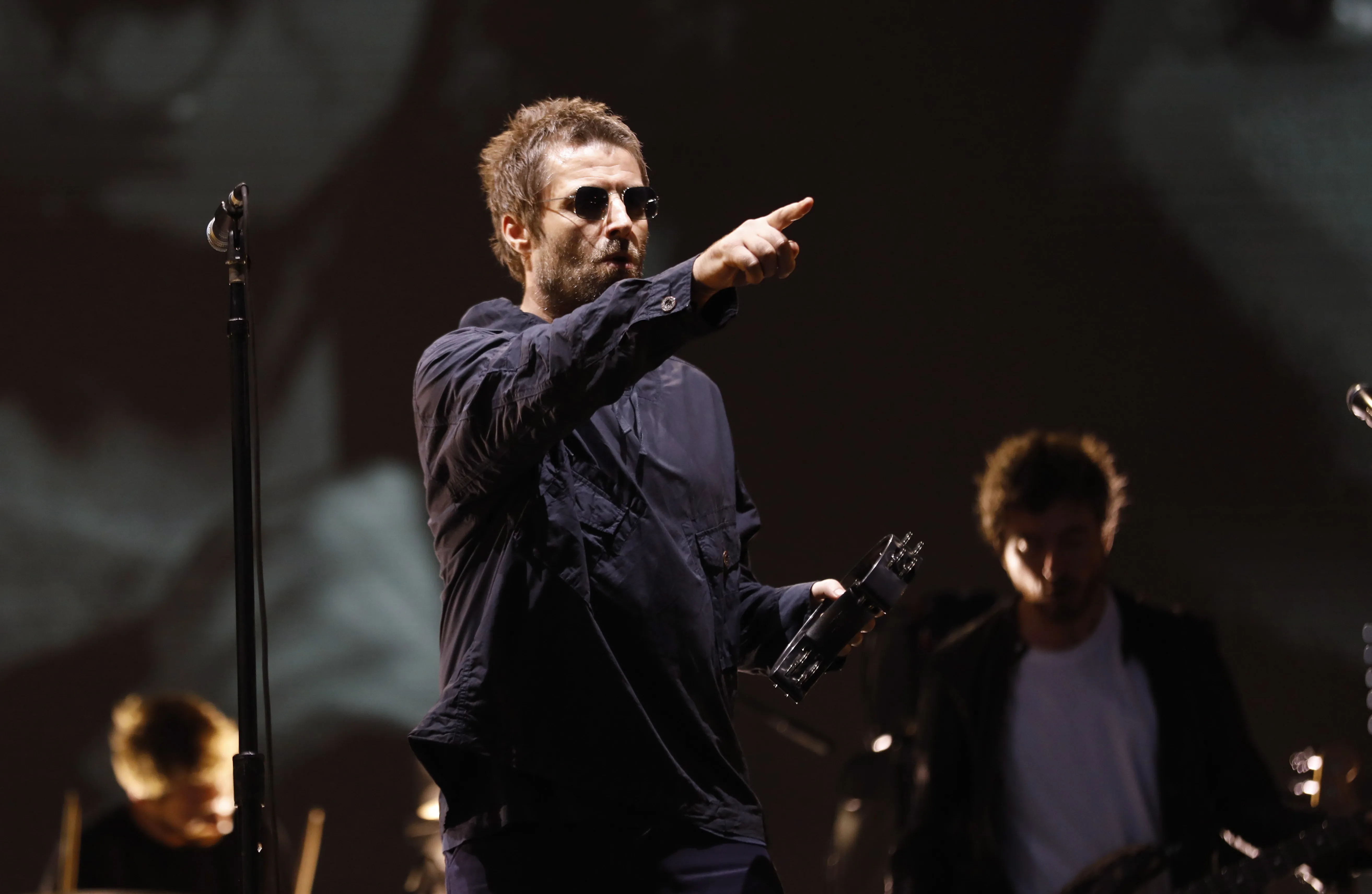Liam Gallagher celebra entrada no Hall da Fama do Rock e discute com fãs que resgataram seus xingamentos ao prêmio