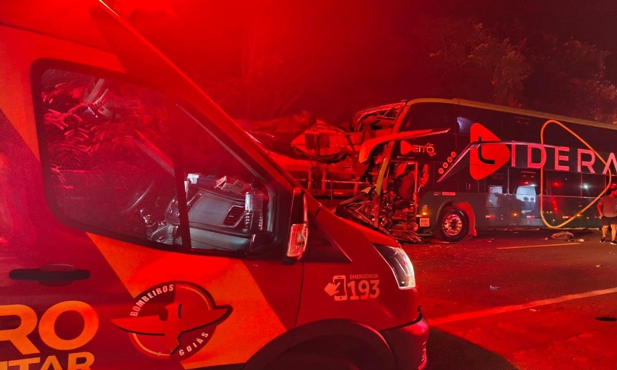 Grave acidente entre ônibus e carreta deixa 18 feridos na BR-153