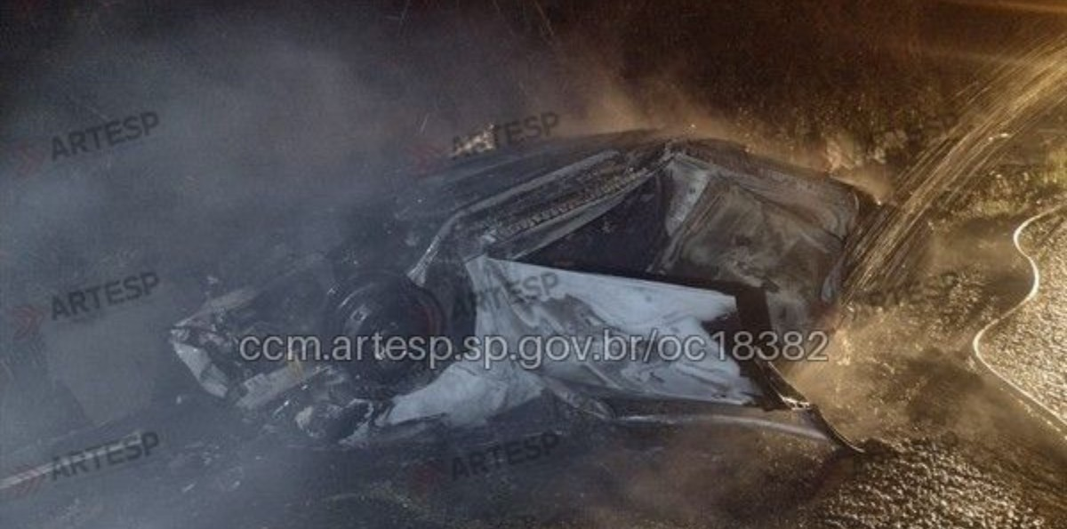 Carro pega fogo após batida com carreta na Castello Branco em Itu | G1