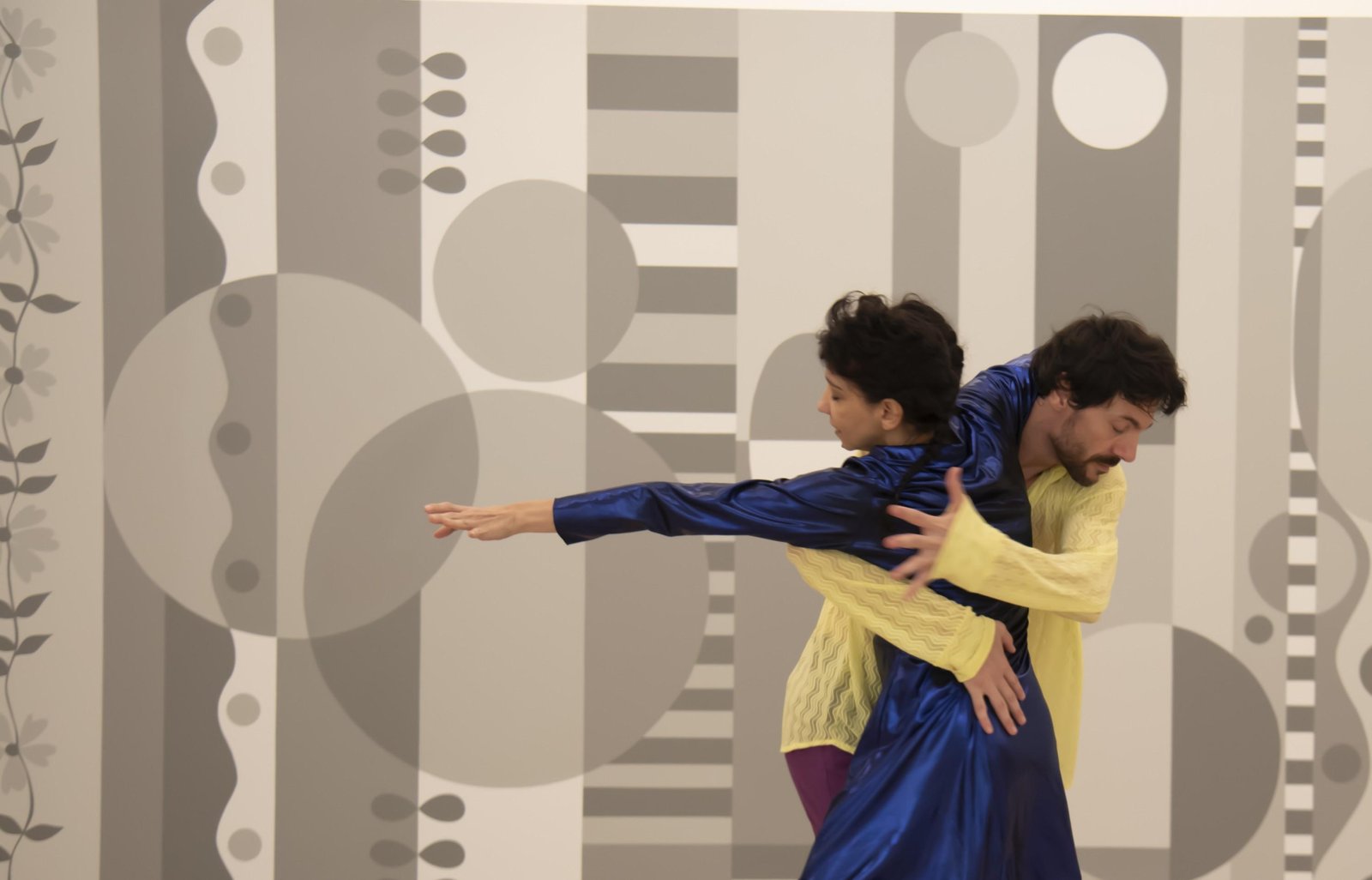 Cia de Marcia Milhazes apresenta coreografia especial para mostra 'Pinturas nômades', da irmã, Beatriz Milhazes