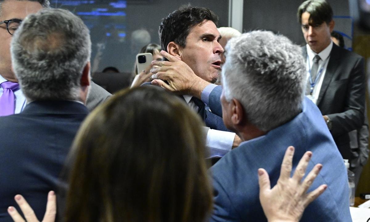 Imagens mostram briga após aprovação da quebra de sigilo de Lulinha