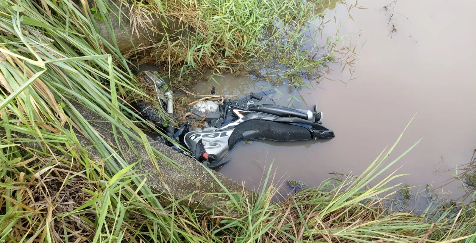 Motociclista morre em acidente na RJ-186, em Santo Antônio de Pádua | G1