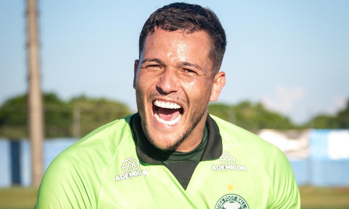 Goleiro do Coritiba faz gol do tiro de meta e encanta web. Veja vídeo