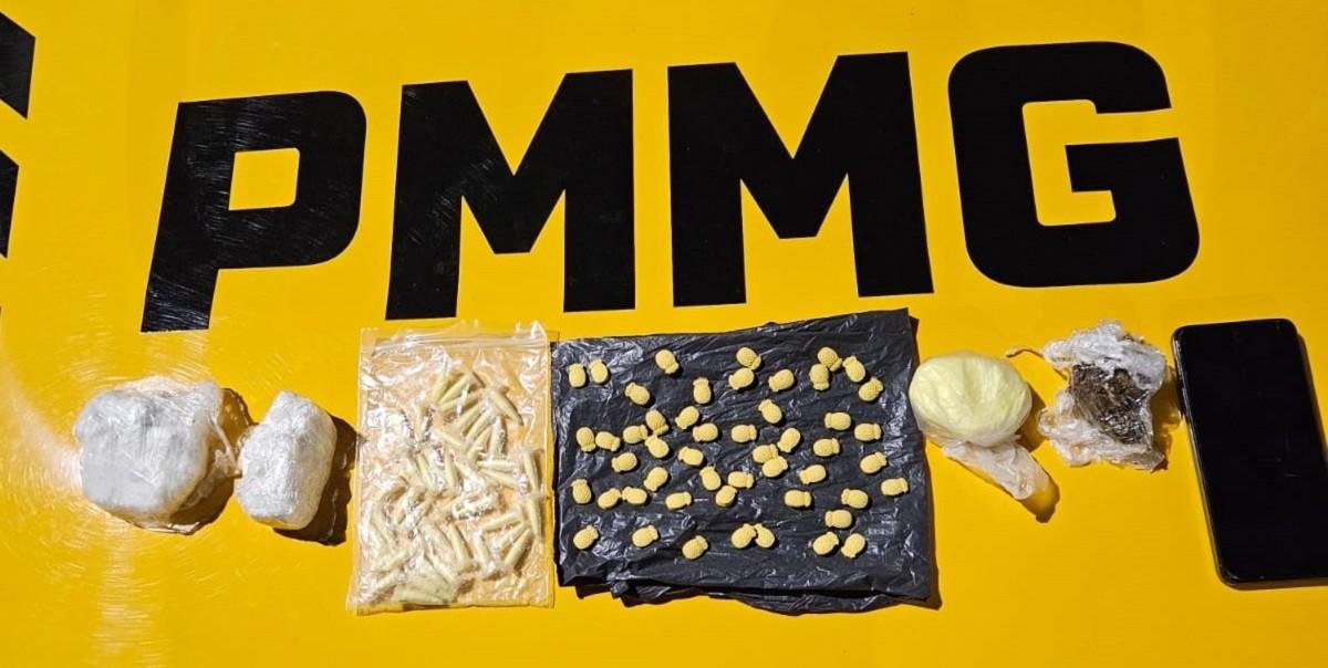 Motociclista é preso na MG-353 com drogas para Rio Pomba | G1