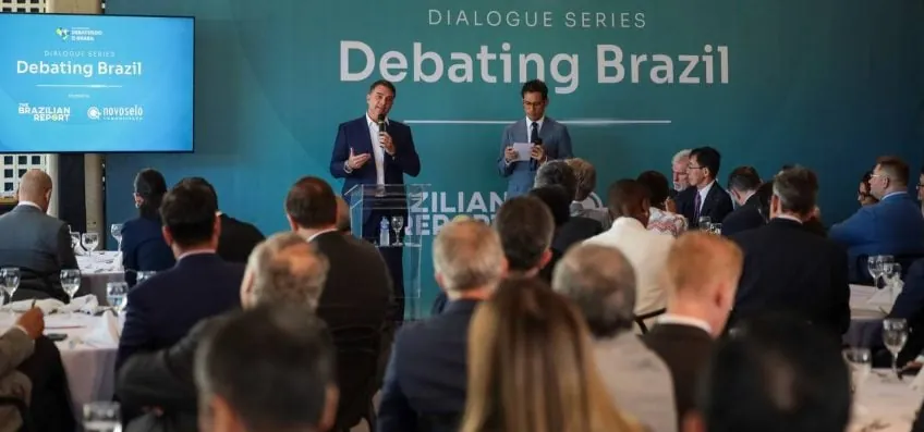 Em evento com diplomatas, Flávio questiona segurança das urnas
