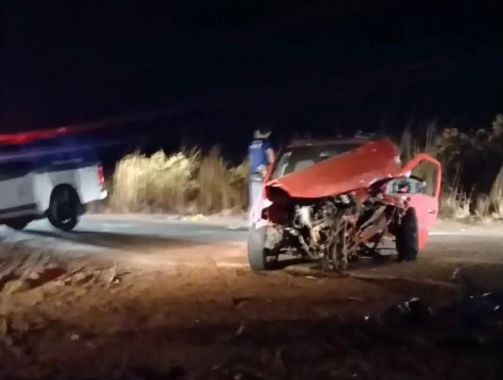 Carro invade contramão, bate em caminhonete e é atingido por outra | G1
