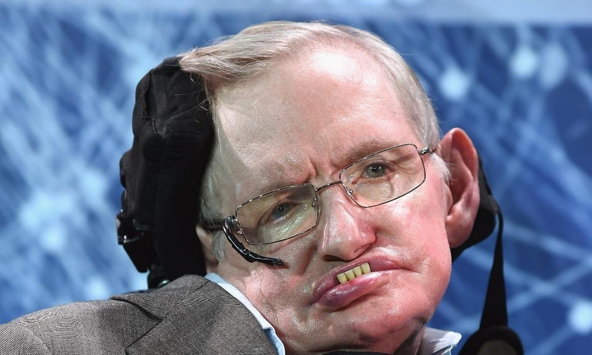 Arquivos Epstein expõem foto de Stephen Hawking cercado de mulheres