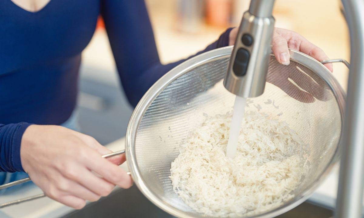 Lavar o arroz antes de cozinhar é um mito ou necessidade? Descubra