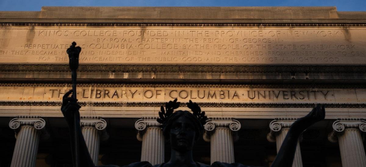 Agentes do ICE prendem estudante dentro de prédio da Universidade de Columbia, diz a instituição