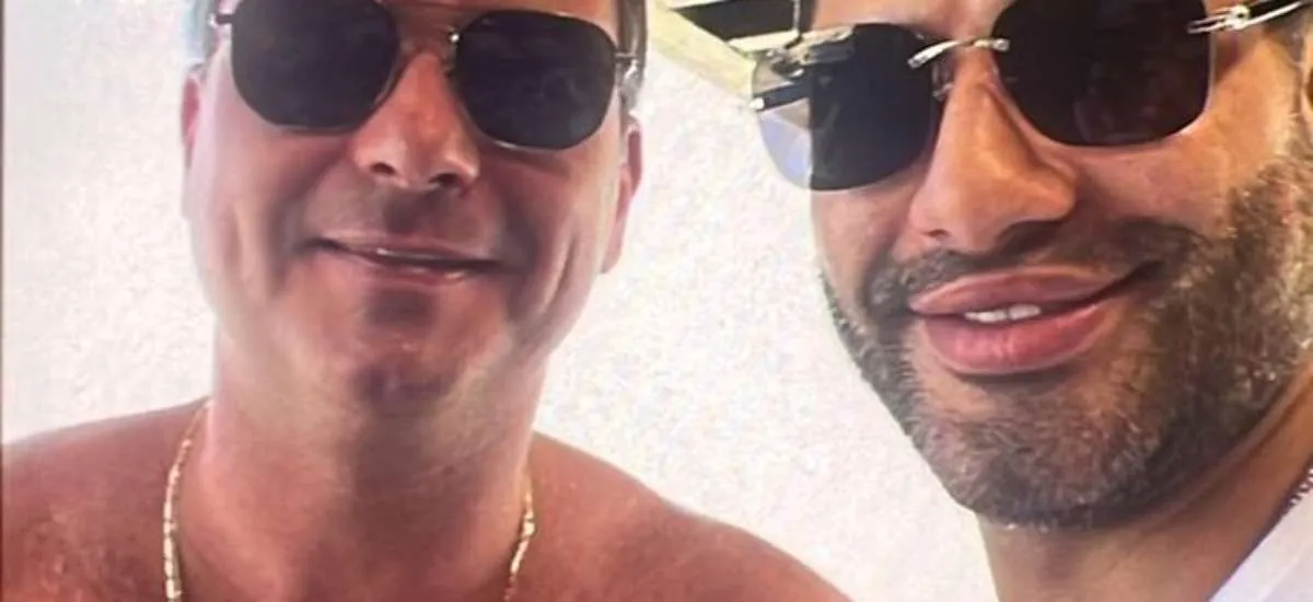 Site publica foto que mostra Flávio Bolsonaro ao lado de 'Sicário', capanga de Daniel Vorcaro