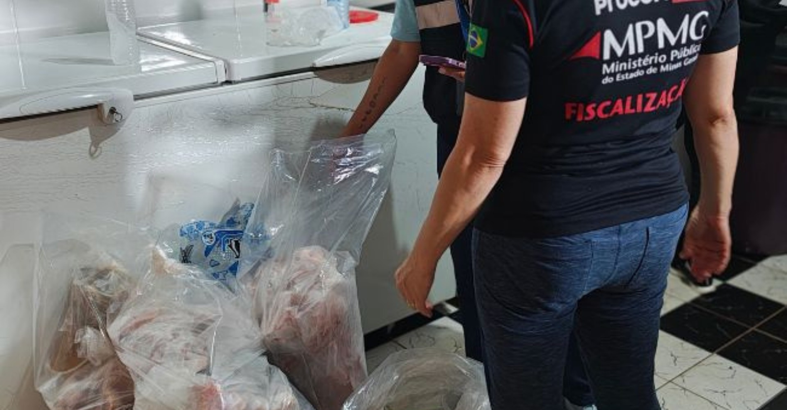 Quase meia tonelada de alimentos impróprios é recolhida pelo Procon | G1