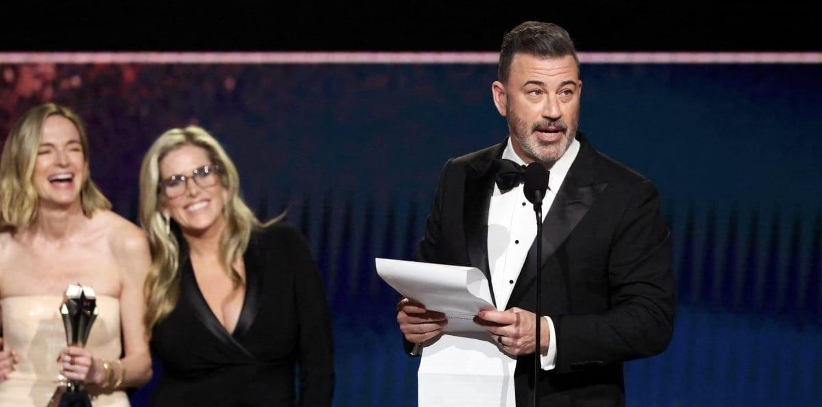 Jimmy Kimmel ganha Critics Choice Awards e ironiza Trump em discurso
