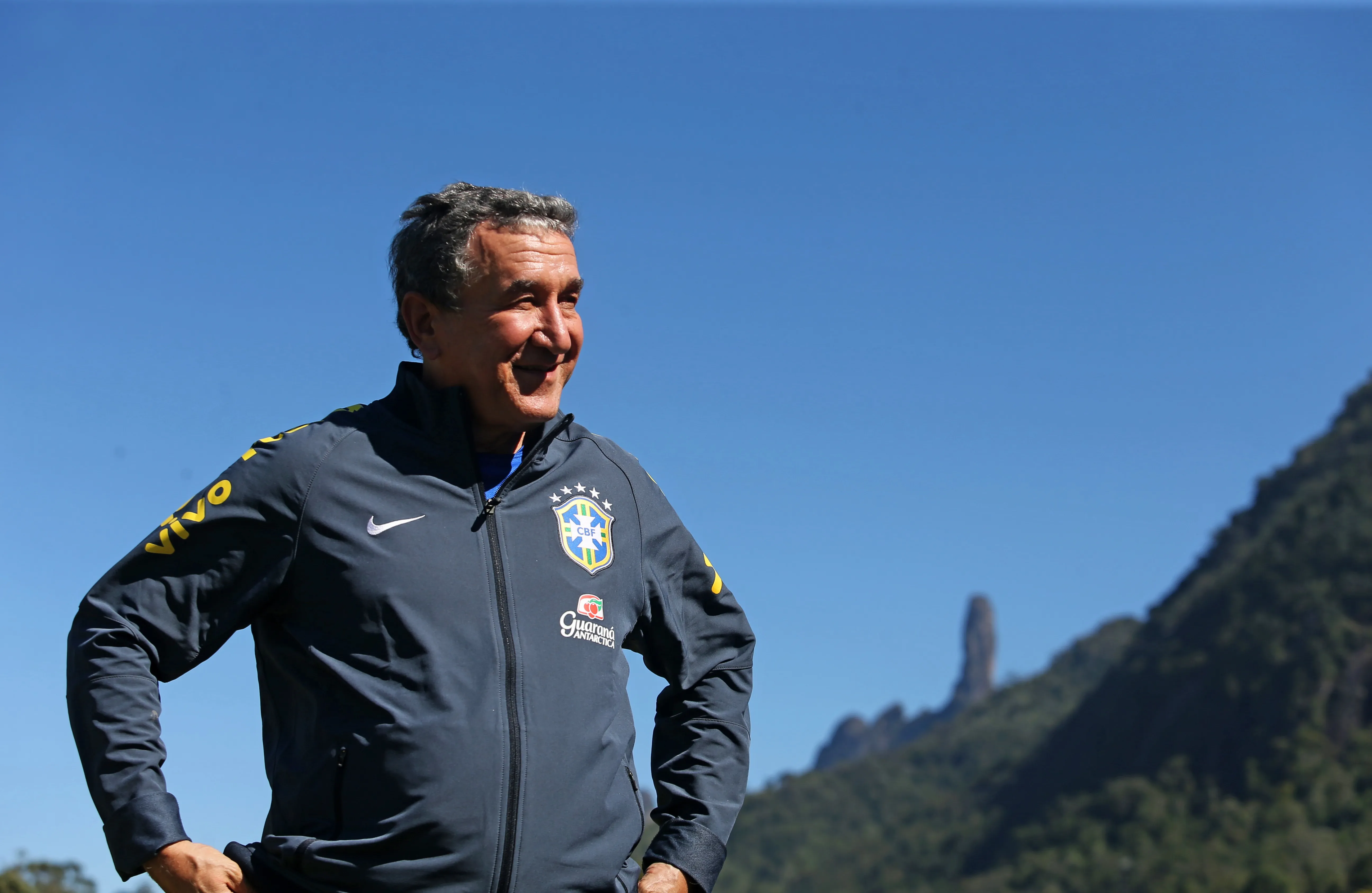 Carlos Alberto Parreira recebe alta após quase 3 meses internado
