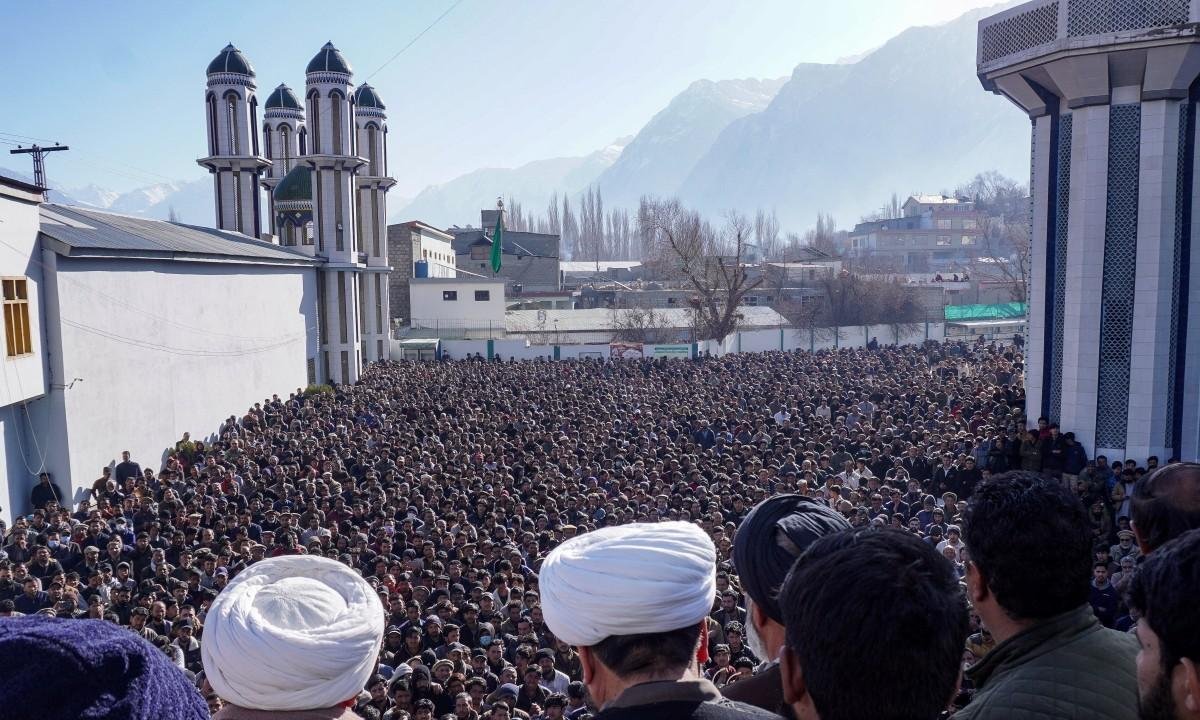 Ao menos 17 morrem no Paquistão em atos pró-Irã, incluindo 10 ao tentar invadir consulado dos EUA; Iraque também tem protestos