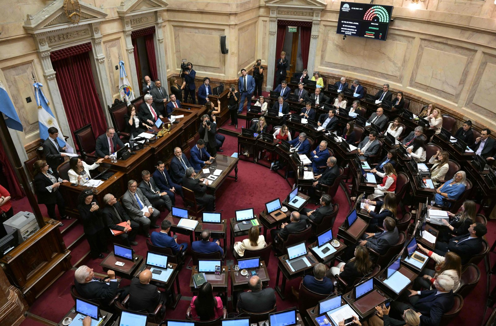 Senado argentino aprova reforma trabalhista de Milei e redução da responsabilidade penal para 14 anos