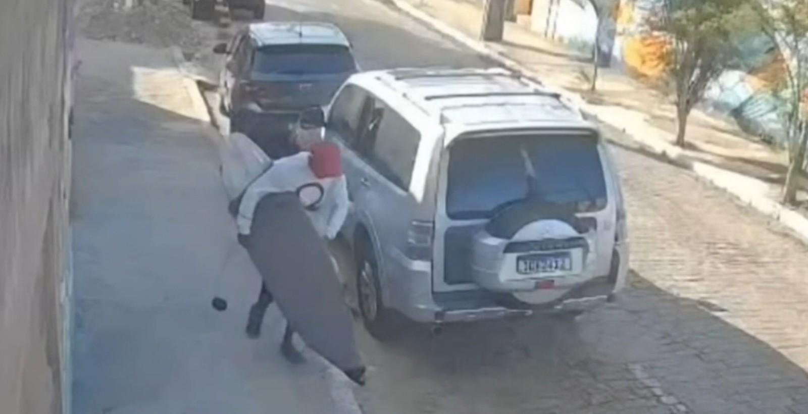 Furto de prancha em Fortaleza: homem quebra vidro de carro | G1