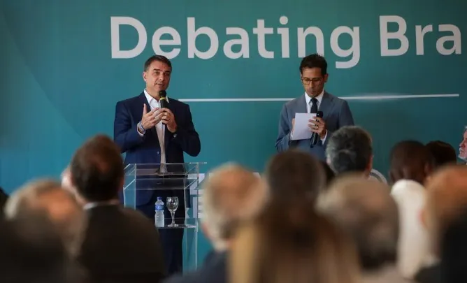 Dados falsos citados por Flávio sobre urnas repercutem no TSE, e ministros citam caso que gerou punições