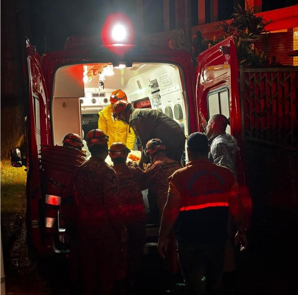 Morador é resgatado de telhado após ficar ilhado na Serra do RJ | G1