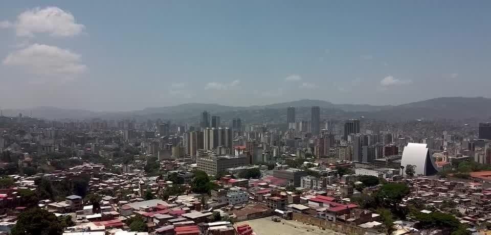 Ataque EUA Venezuela: Maduro declara emergência após explosões