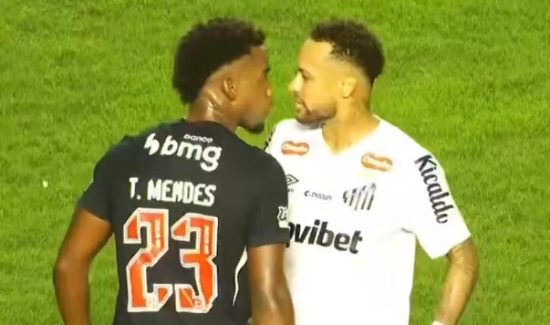 Leitura labial: veja o que foi dito entre Neymar e Thiago Mendes em discussão em Santos x Vasco