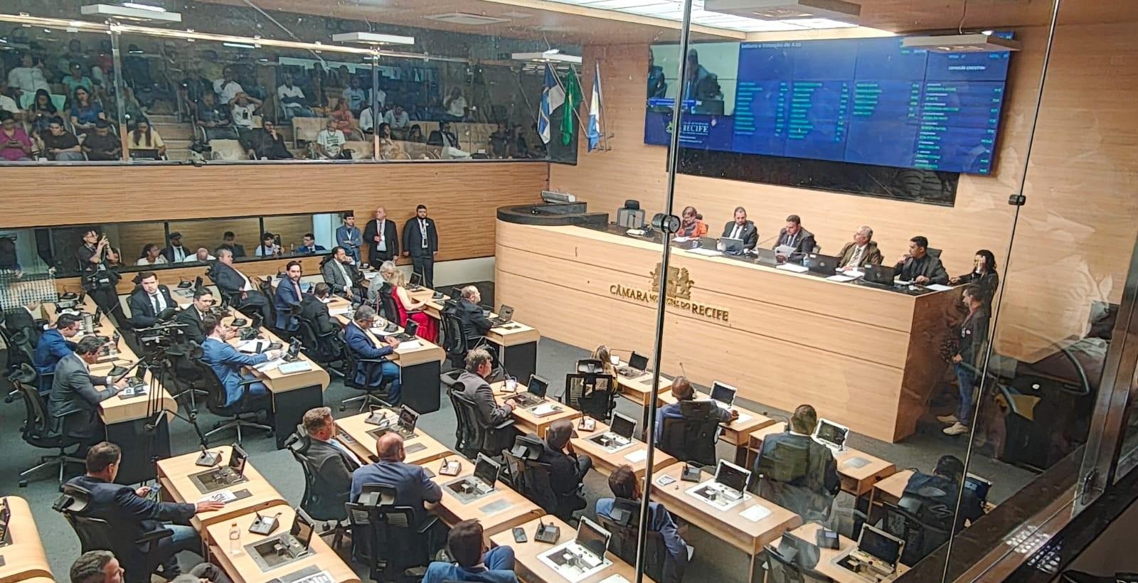 Vereadores rejeitam abertura de impeachment de João Campos | G1