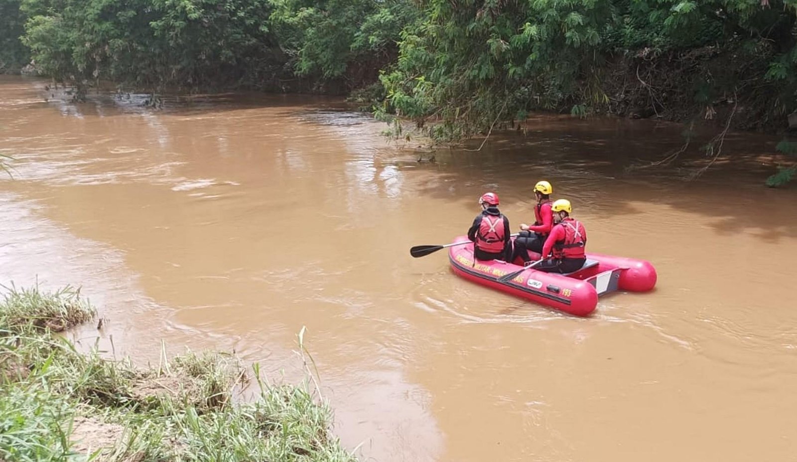 Bombeiros buscam jovem que teria escorregado e caído no Rio Sapucaí, em Itajubá, MG | G1