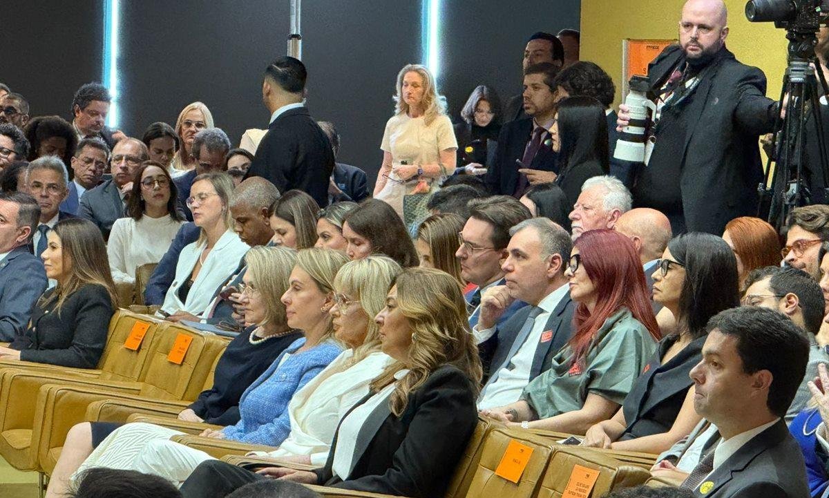 Mulheres de ministros assistiram a Fachin defender Código de Ética