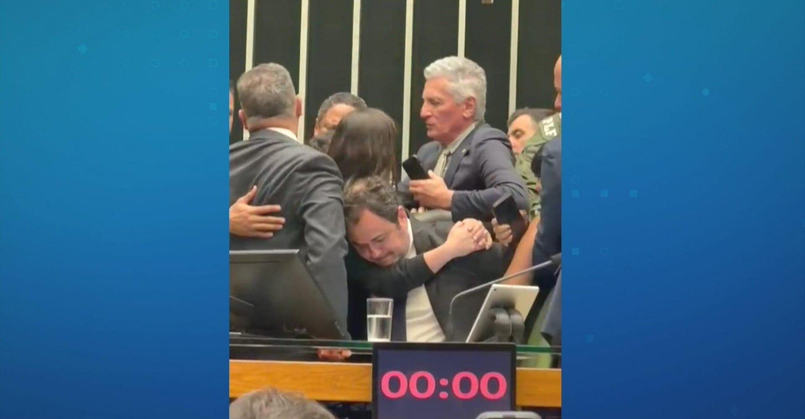 Câmara tem confusão com tumulto, empurra-empurra e agressão a jornalistas