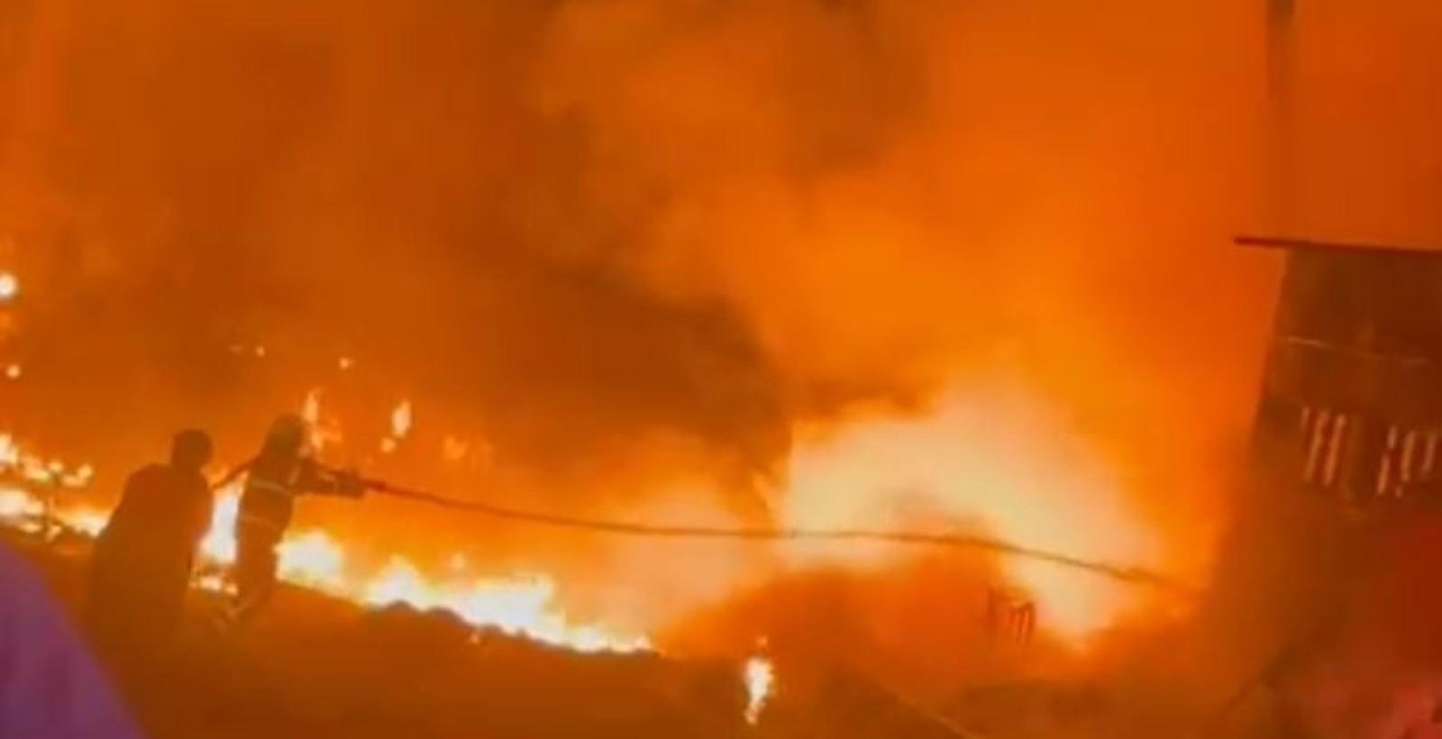 Incêndio de grandes proporções atinge galpão de fábrica de colchões | G1