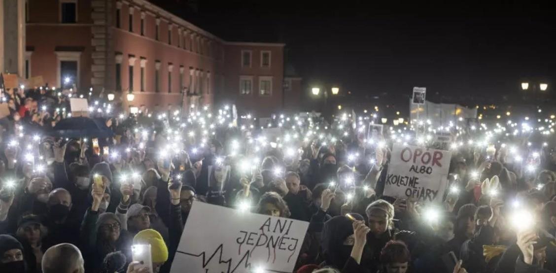 Três médicos são condenados à prisão na Polônia por atrasarem aborto de mulher, que acabou falecendo