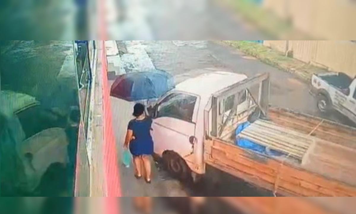 Por um triz: caminhão desgovernado desvia de pedestre em cima da hora