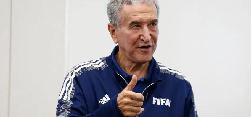 Parreira passa por cirurgia e segue sedado