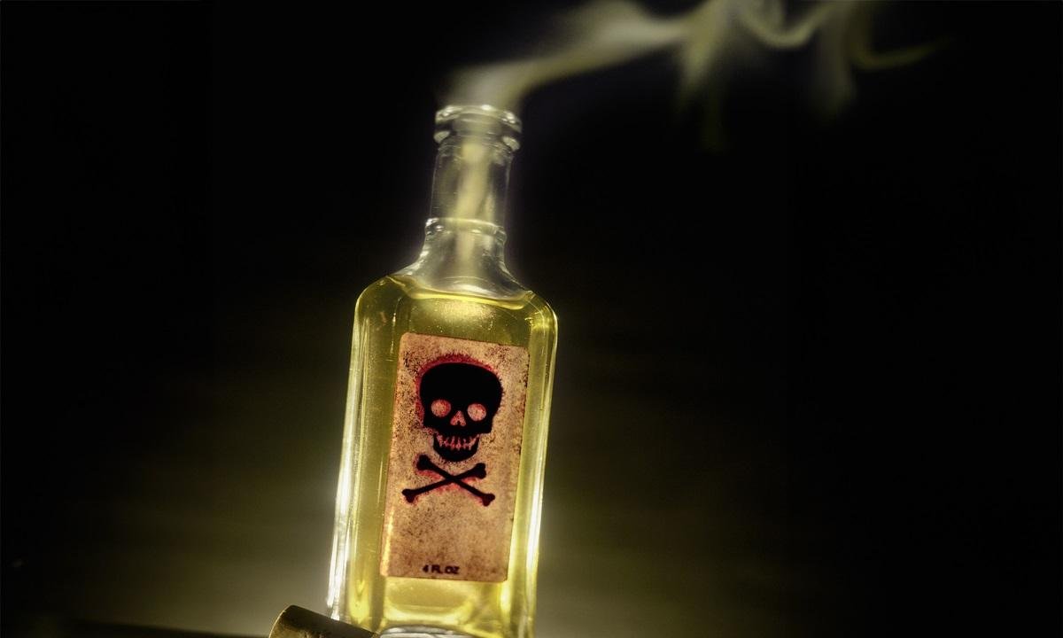 "Azar de cão que morrer": mulher ameaça com veneno após xixi em roda