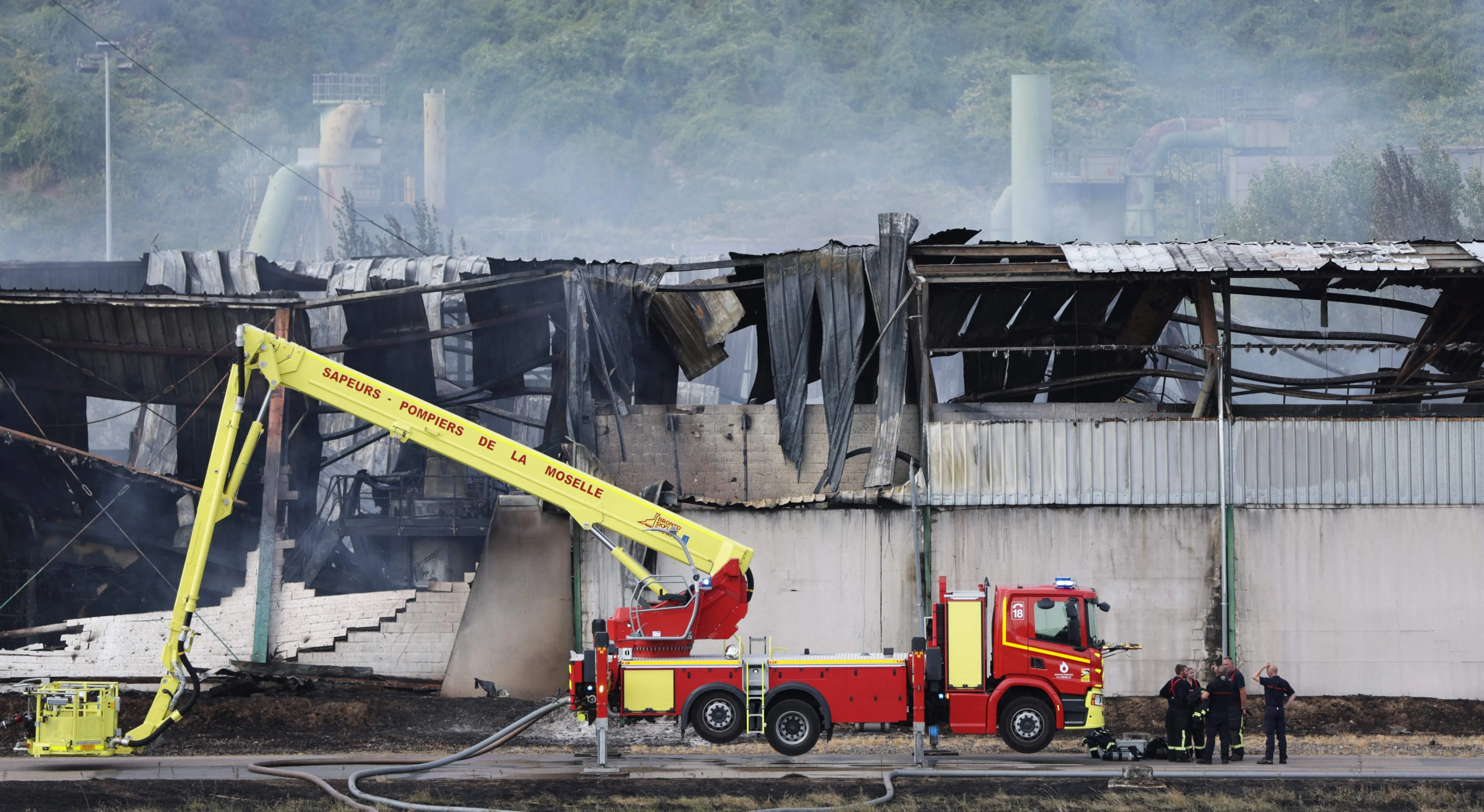 França confina 30 mil pessoas devido a uma fumaça tóxica após incêndio em depósito de resíduos industriais