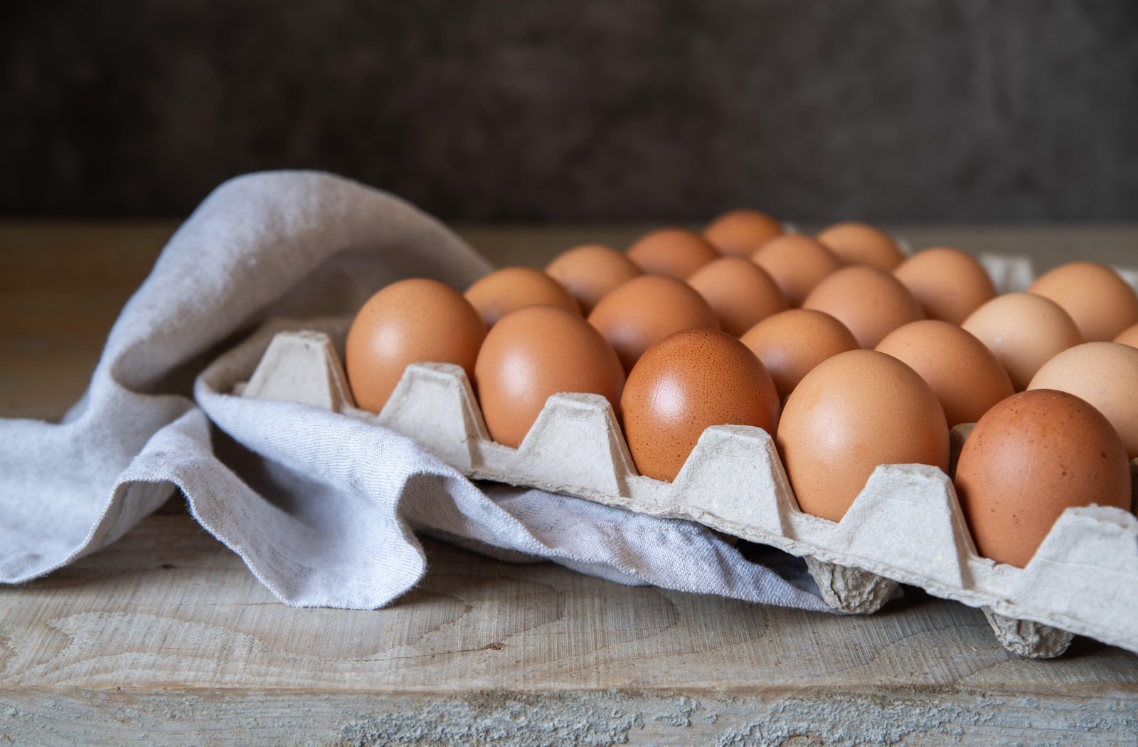 Preço do ovo cai há 9 meses e, nas granjas, é o menor desde 2020