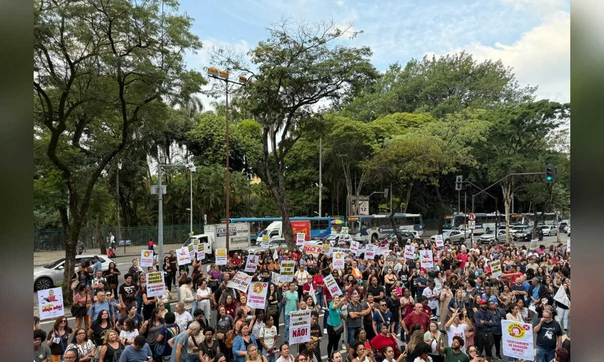 Sem acordo, professores municipais decidem permanecer em greve em BH