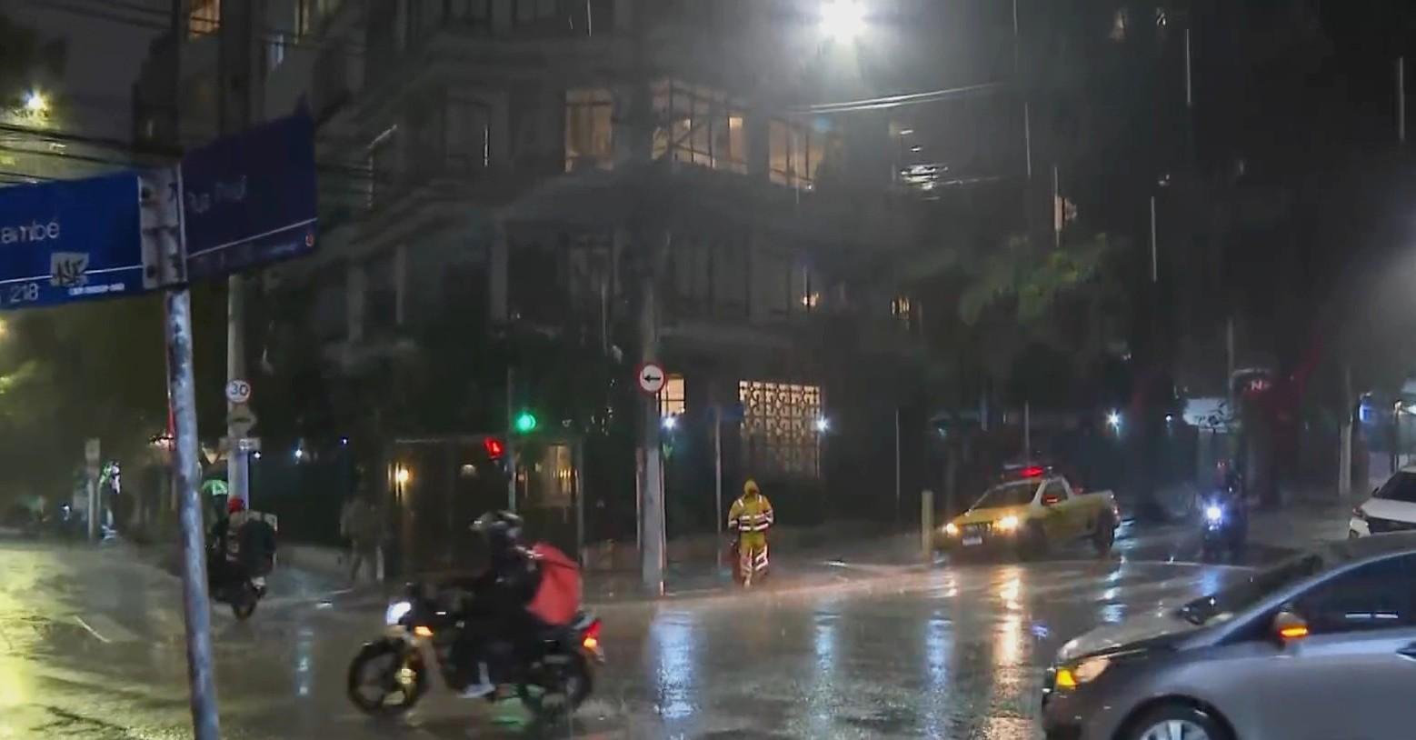 Chuva deixa capital em estado de atenção para alagamentos; 39 mil imóveis ficam sem luz na Grande SP | G1