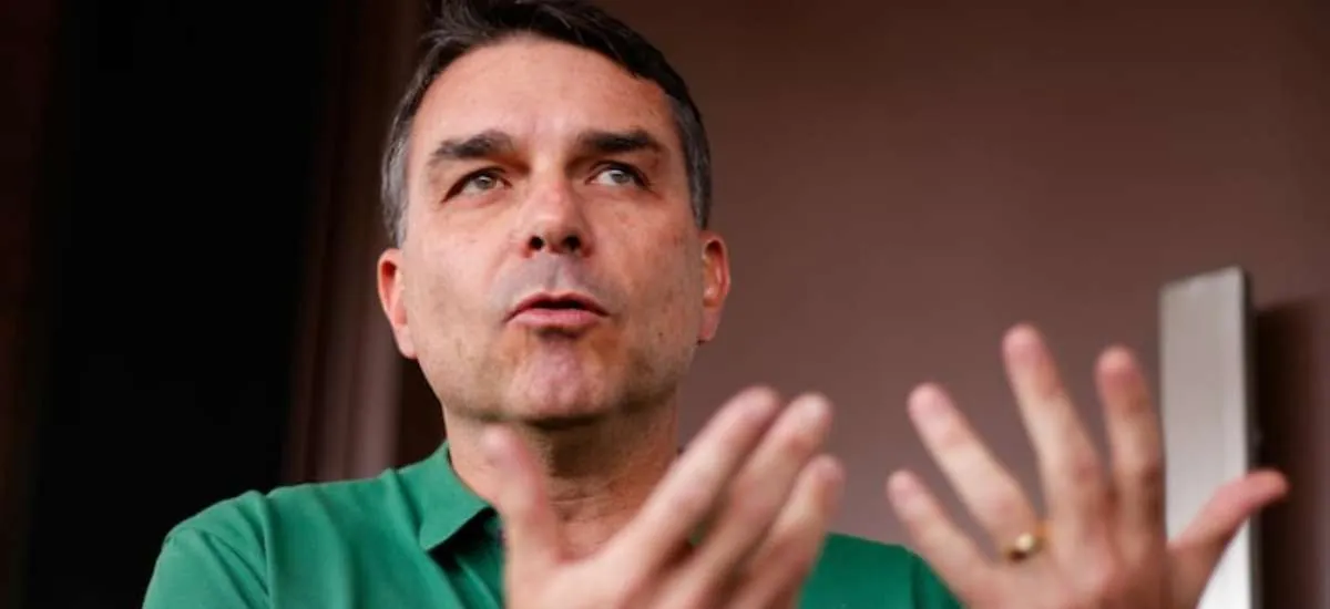 Flávio Bolsonaro apresenta esclarecimentos por escrito em inquérito e nega calúnia contra Lula