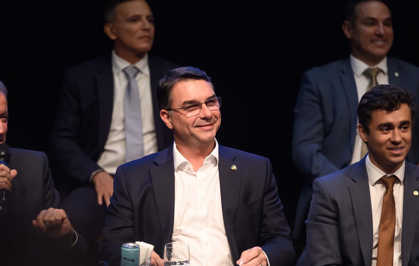 Em reunião, Flávio cobra "união" no PL e afasta intriga com Michelle