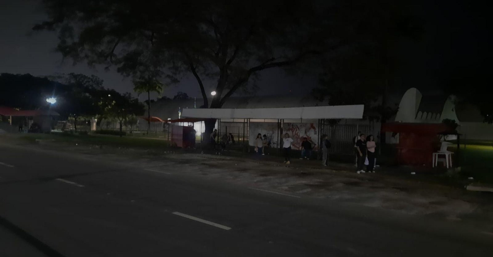 Estudantes denunciam falta de iluminação em ponto de ônibus de Macapá | G1