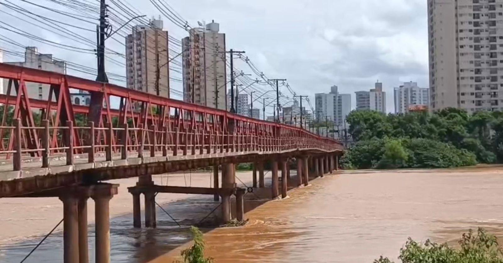 Ponte Barcelos Martins é interditada após dano estrutural em Campos | G1