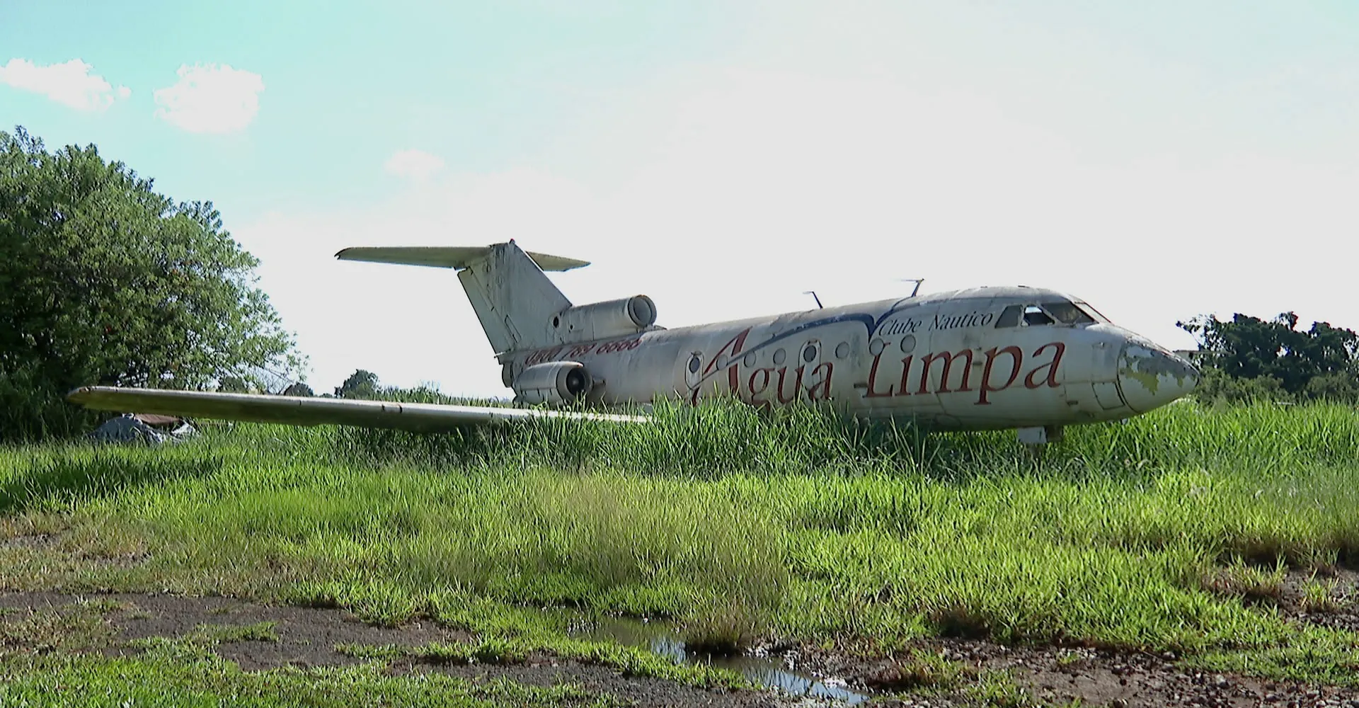 Avião feito na União Soviética vira sucata após 20 anos em SP