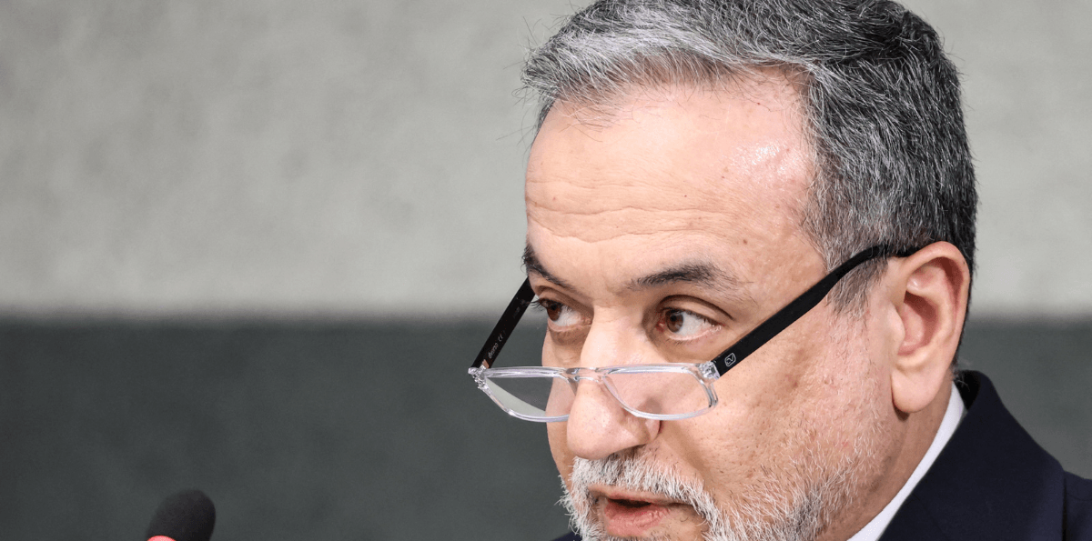 Ali Khamenei está vivo "até onde eu sei", diz chanceler iraniano