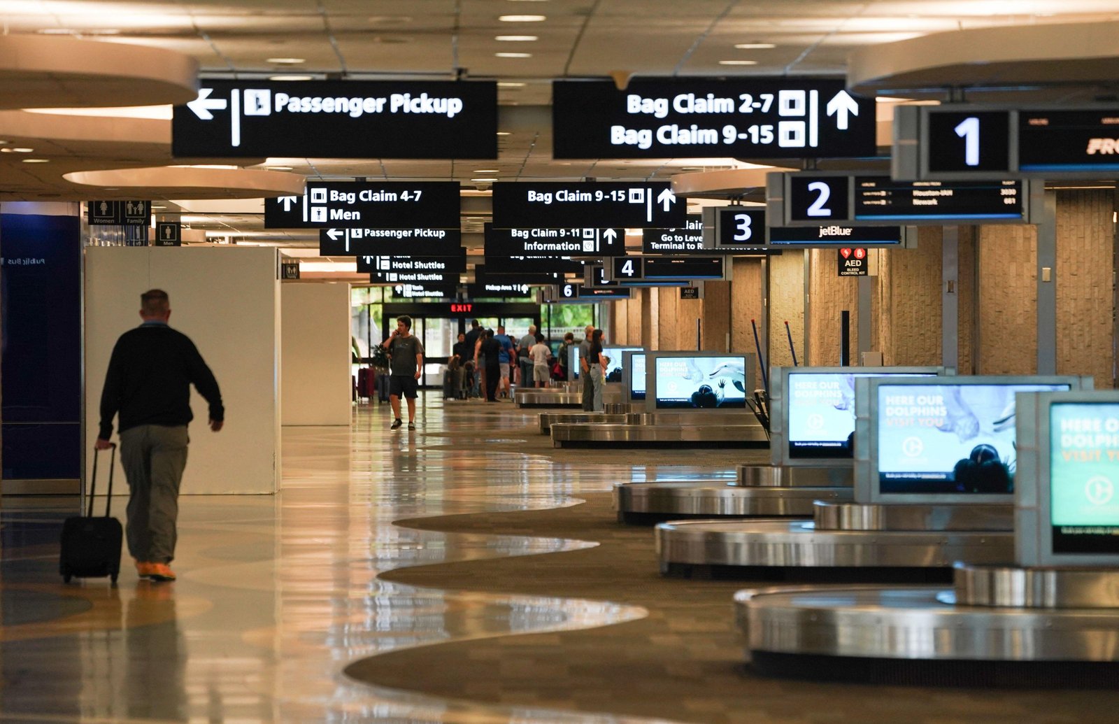 'Após bem-sucedida proibição de Crocs', aeroporto nos EUA diz que proibiria pijamas, e post viraliza, mas era piada