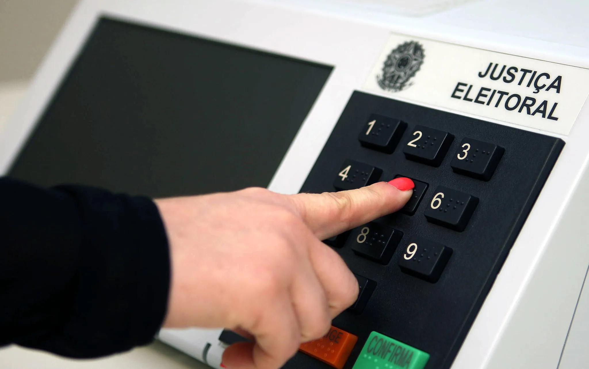 Justiça Eleitoral abre prazo para eleitor solicitar voto em trânsito; saiba como