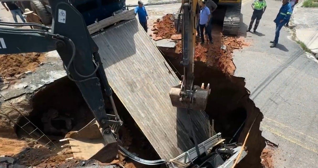 Reparo de cratera que 'engoliu' caminhão em SJC deve levar 90 dias | G1