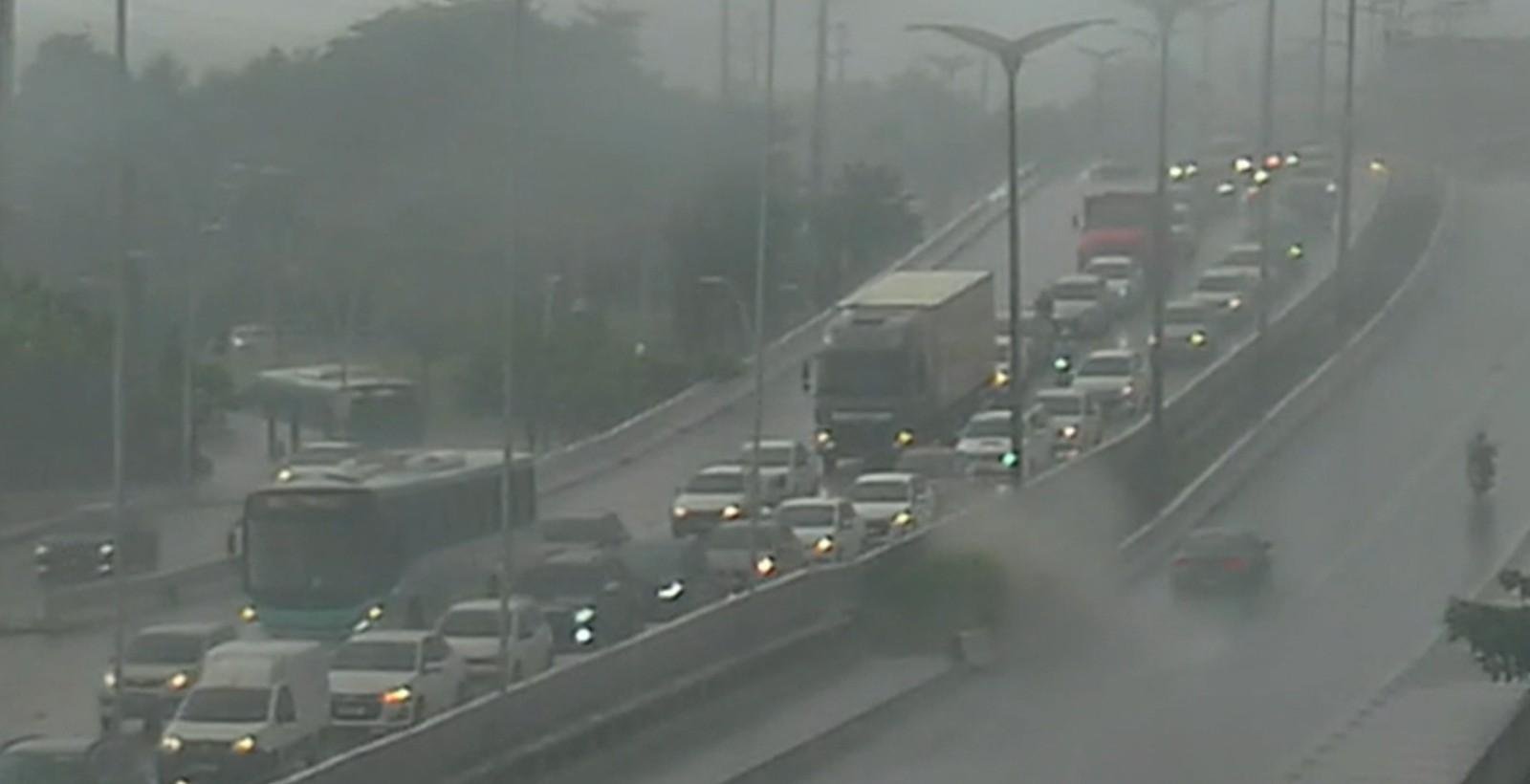 Chuva em Fortaleza: trânsito lento e alagamentos em avenidas | G1