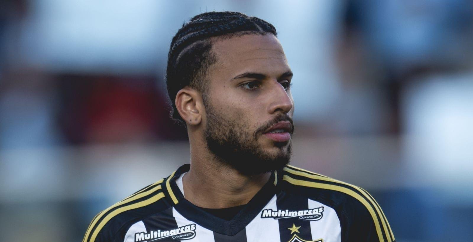 Alexsander sofre grave lesão no joelho e vira desfalque para o Atlético-MG